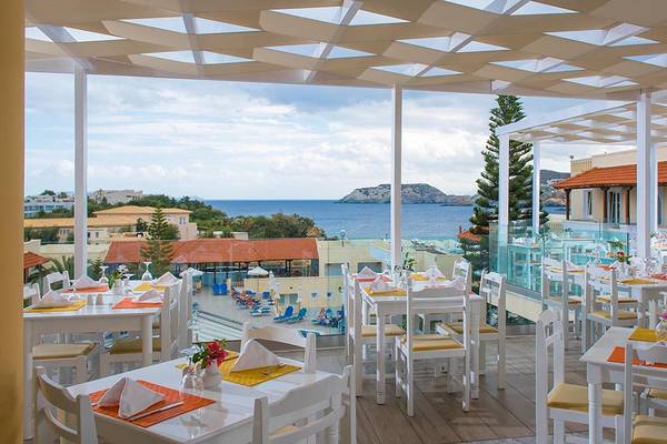 Außenbereich des Alexander House Hotels mit Blick auf das Meer und die Gebäude.