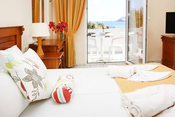 Doppelzimmer im Alexander House Hotel mit Blick auf den Balkon und das Meer.