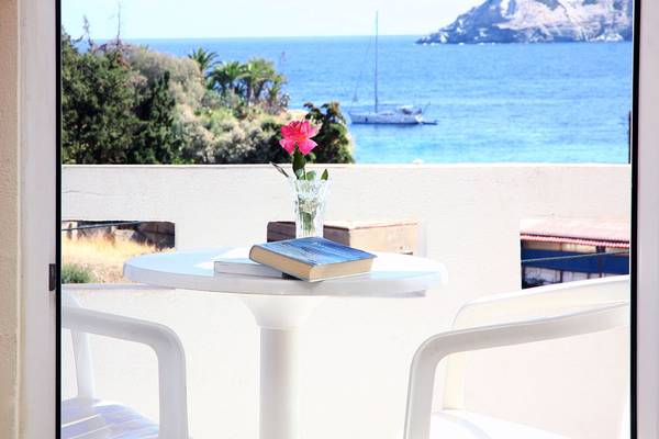 Terrasse mit Blick auf das Meer und einem Buch auf dem Tisch