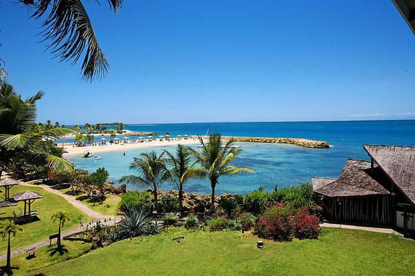 Aussicht auf den Strand des La Creole Beach Hotel & Spa mit blauem Meer und grüner Vegetation.