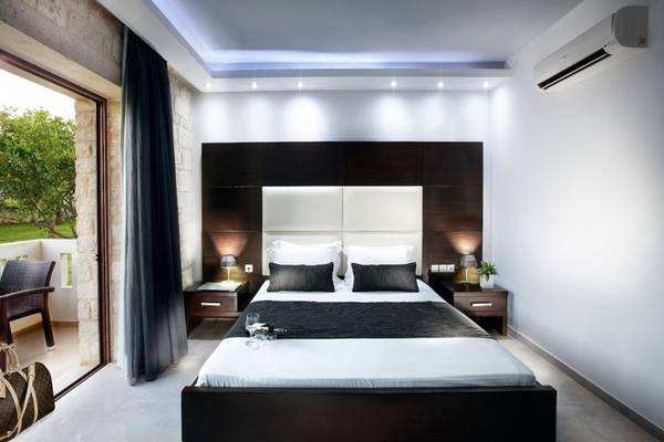 Schlafzimmer von Anna's House mit einem Bett, Nachttischen und einem Balkon.