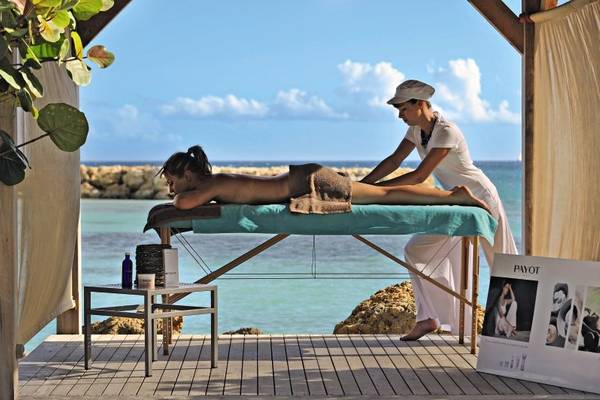 Massage am Strand im La Creole Beach Hotel & Spa