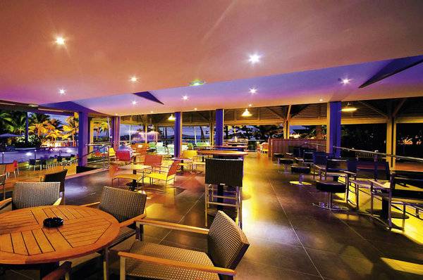 Loungebereich im La Creole Beach Hotel & Spa mit bunten Stühlen und Tischen.