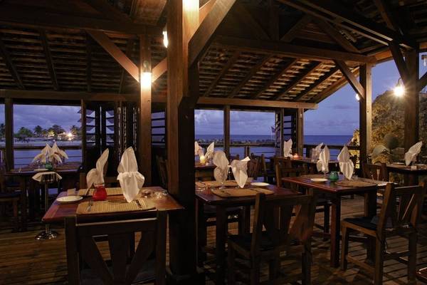 Innenbereich des Restaurants im La Creole Beach Hotel & Spa mit Blick auf das Meer.
