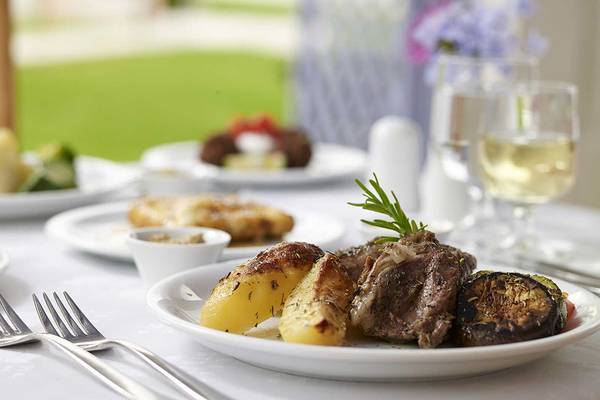 Grillplatte mit Steak, Kartoffeln und Gemüse auf dem Tisch im Serita Beach Hotel.