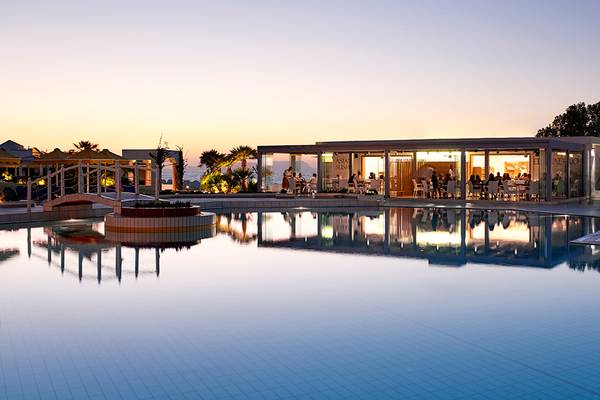 Serita Beach Hotel Pool im Sonnenuntergang mit Gästen in der Lounge