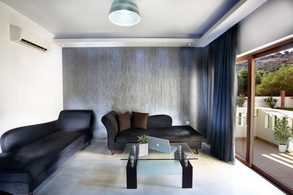 Wohnzimmer von Anna's House mit zwei Sofas, einem Couchtisch und einer Aussicht auf einen Balkon.