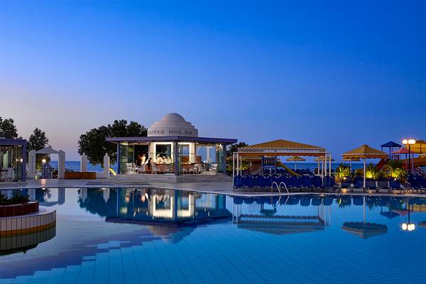 Serita Beach Pool Bar am Abend mit Blick auf den Pool und die Bar.