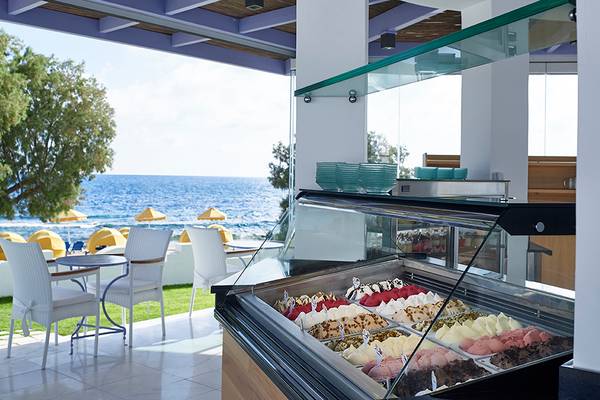 Aussicht von der Terrasse des Serita Beach Hotels auf Eis und Schokoladen in einer Vitrine.