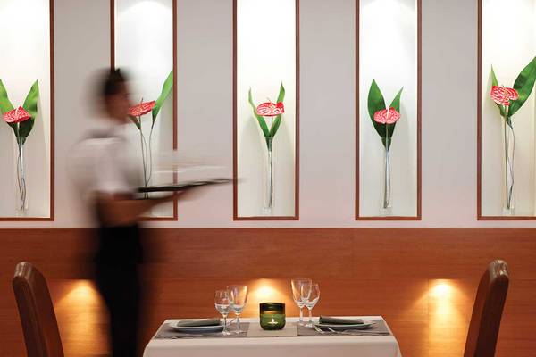 Serita Beach Hotel Restaurant Tisch mit roter Blume in der Vase