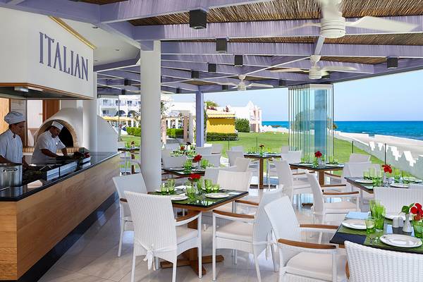 Terrasse des italienischen Restaurants im Serita Beach Hotel mit Blick auf das Meer.