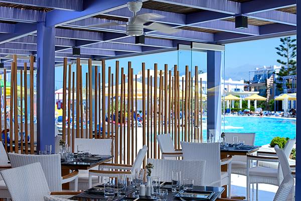 Innenansicht des Restaurants im Serita Beach Hotel mit Blick auf den Swimmingpool.