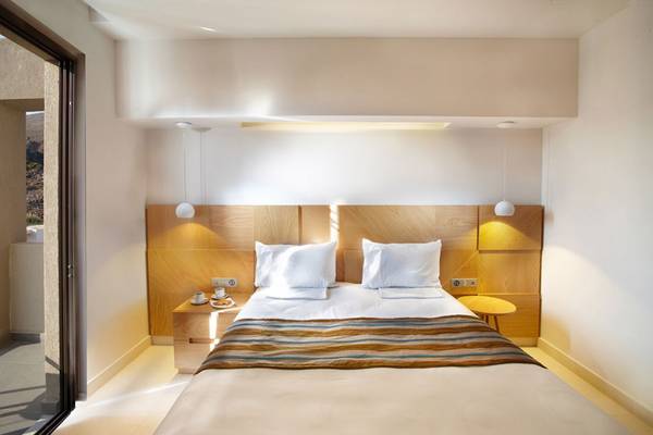 Ein modernes Zimmer von Anna's House mit einem Bett, Bettzeug und Nachttischen.