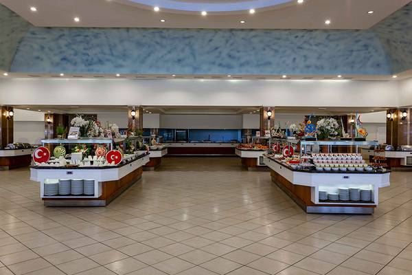 Buffetbereich im Asteria Family Resort Side mit verschiedenen Speisen und Dekorationen.