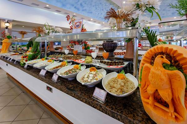 Buffet im Asteria Family Resort Side mit verschiedenen Speisen und Dekorationen.