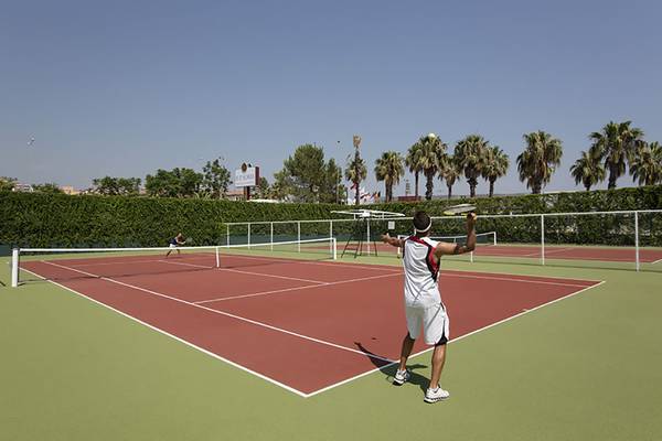 Tennisplatz im Hotel Asteria Family Resort Side mit Spielern und Palmen im Hintergrund.