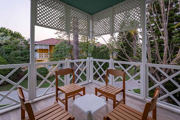 Aussicht auf den Garten vom Balkon des Asteria Family Resort Side