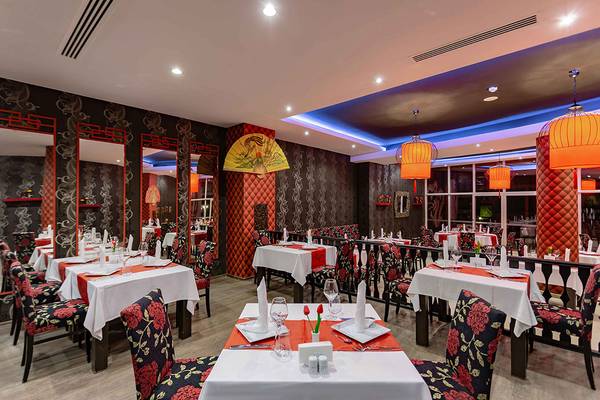 Innenbereich des Asteria Family Resort Side Restaurants mit dekorierten Tischen und Stühlen.