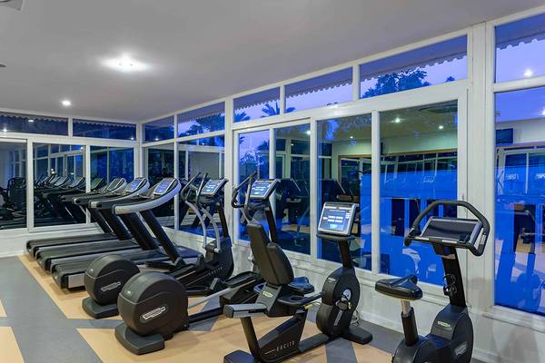 Fitnesscenter im Asteria Family Resort Side mit Laufbändern und Fahrradtrainern