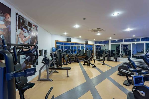Fitness Center im Asteria Family Resort Side mit verschiedenen Trainingsgeräten und Panoramafenstern