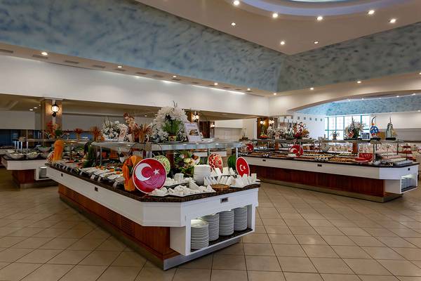 Buffetbereich im Asteria Family Resort Side Hotel mit vielen Speisen und Dekoration.