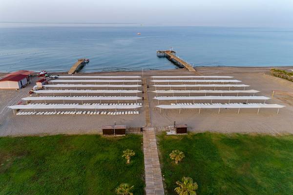 Luftaufnahme des Asteria Family Resort Side Strands mit Sonnenliegen und Sonnenschirmen