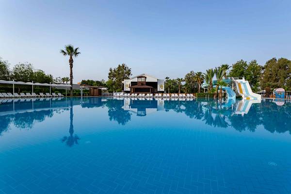 Außenpool des Asteria Family Resort in Side mit Loungeliegen und Wasserrutschen.