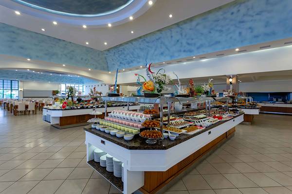 Buffet im Asteria Family Resort Side mit vielen Speisen