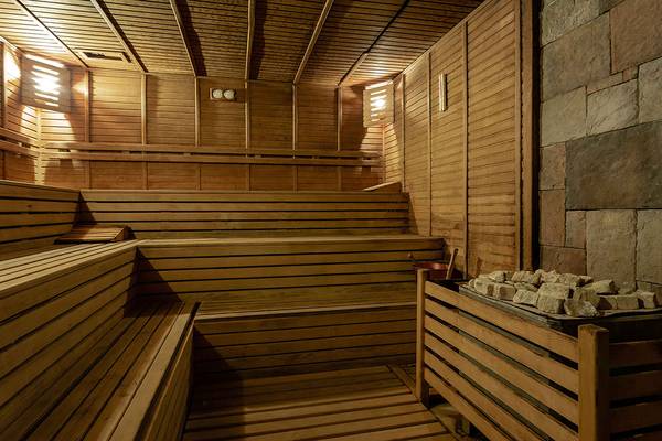 Holzsauna im Asteria Family Resort Side mit hölzernen Bänken und Wänden