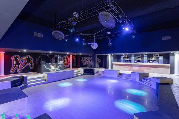 Hotel Nachtclub mit Beleuchtung und Sitzbereichen, Wandmalereien und Bar