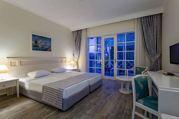 Doppelzimmer im Asteria Family Resort Side mit zwei Betten, einem Schreibtisch und einem Balkon