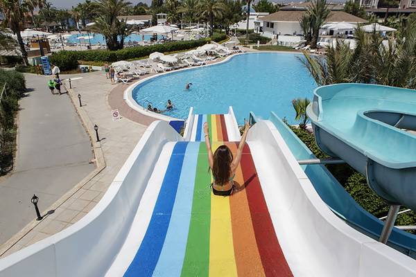 Luftaufnahme einer Regenbogenwasserrutsche im Asteria Family Resort in Side.