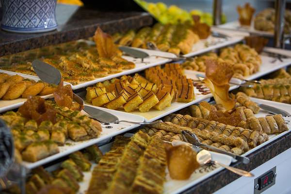 Buffet mit vielen Süßigkeiten im Hotel Asteria Family Resort Side