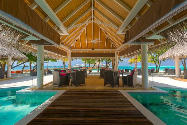 Außenpool-Terrasse im Sun Siyam Vilu Reef mit Blick auf das Meer.