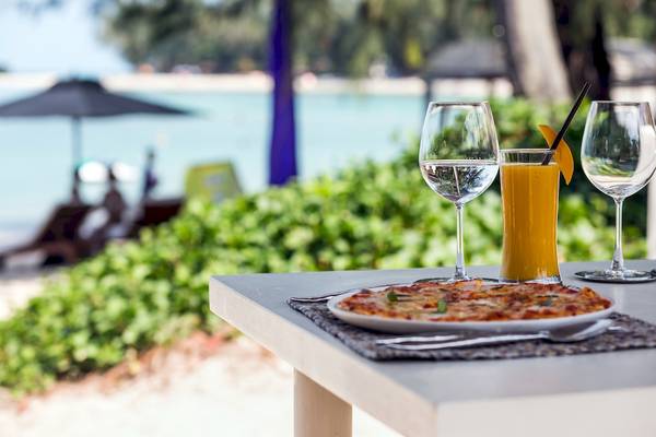 Tisch am Strand mit Getränken und Essen auf dem Sun Siyam Vilu Reef