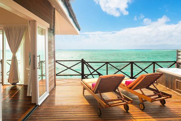 Terrasse des Sun Siyam Vilu Reef Hotels mit Blick auf das Meer