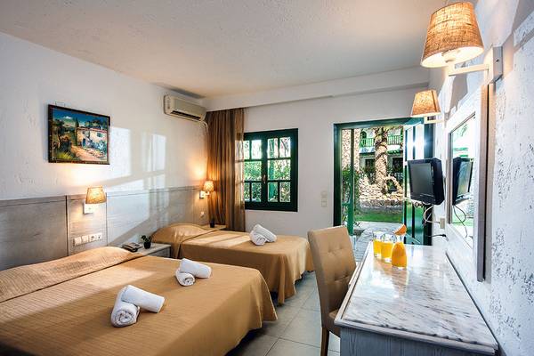 Doppelzimmer im Stella Village Hotel & Bungalows mit zwei Betten, Klimaanlage, Fernseher und Balkon