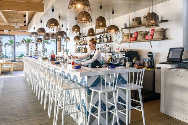 Frau hinter der Bar im Stella Village Hotel & Bungalows