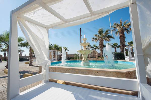 Pool mit Sonnenschirm im Stella Village Hotel