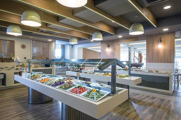 Buffetbereich im Stella Village Hotel mit verschiedenen Salaten und Vorspeisen.