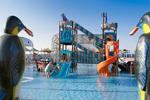 Kinderpool und Spielplatz im Stella Village Hotel & Bungalows.