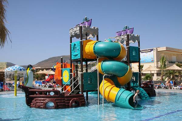 Wasserspielplatz im Stella Village Hotel mit Rutschen und Piratenschiff.