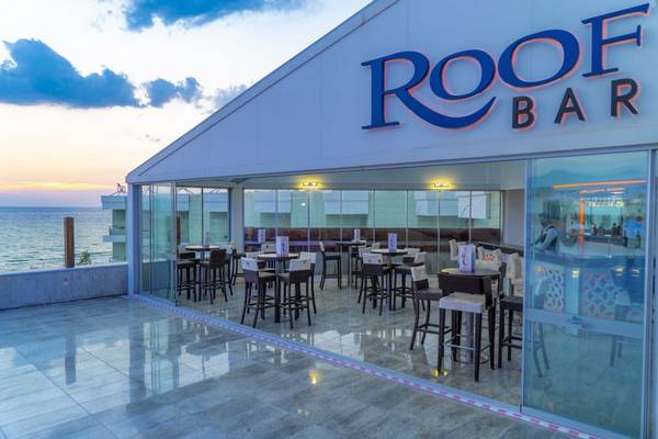 Außenbereich der Roof Bar im Grand Belish Resort Hotel mit Blick auf das Meer