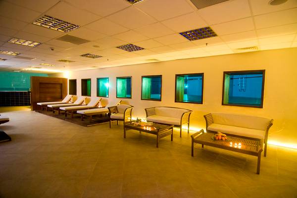 Loungebereich des Grand Belish Resort Hotel & Spa mit Sonnenliegen und Sofas.