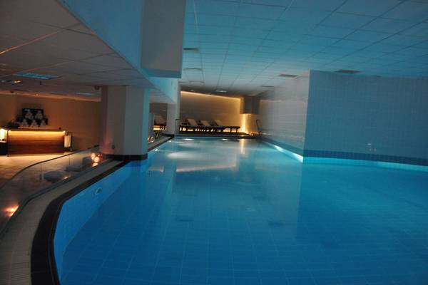 Innenpool im Grand Belish Resort Hotel & Spa mit blauen Fliesen und Loungebereich.