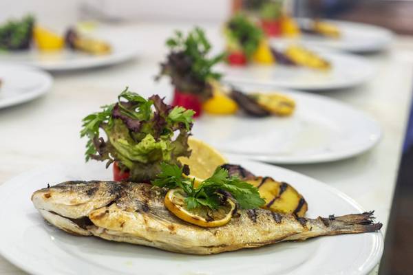 Gegrillter Fisch auf einem Teller im Grand Belish Resort Hotel & Spa.