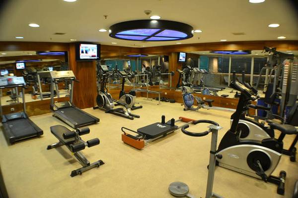 Fitnessstudio im Grand Belish Resort Hotel & Spa mit verschiedenen Trainingsgeräten und Spiegeln.