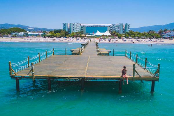 Ein Pier im Wasser vor dem Grand Belish Resort Hotel und Spa.