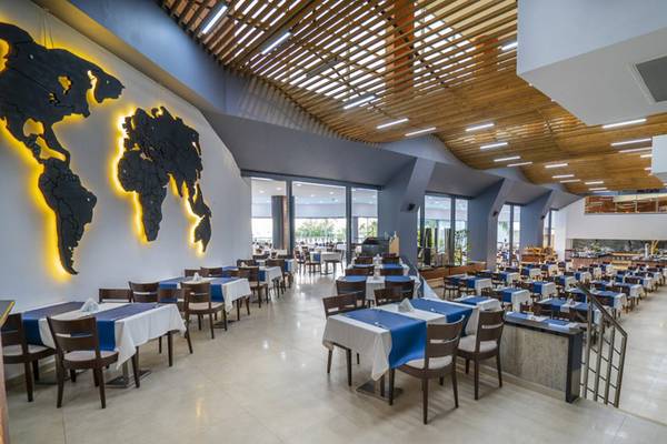 Restaurant im Grand Belish Resort Hotel & Spa mit blauen und weißen Tischdecken.