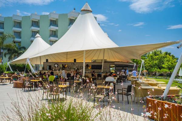 Gartenterrasse des Grand Belish Resort Hotel & Spa mit großen weißen Zelten.